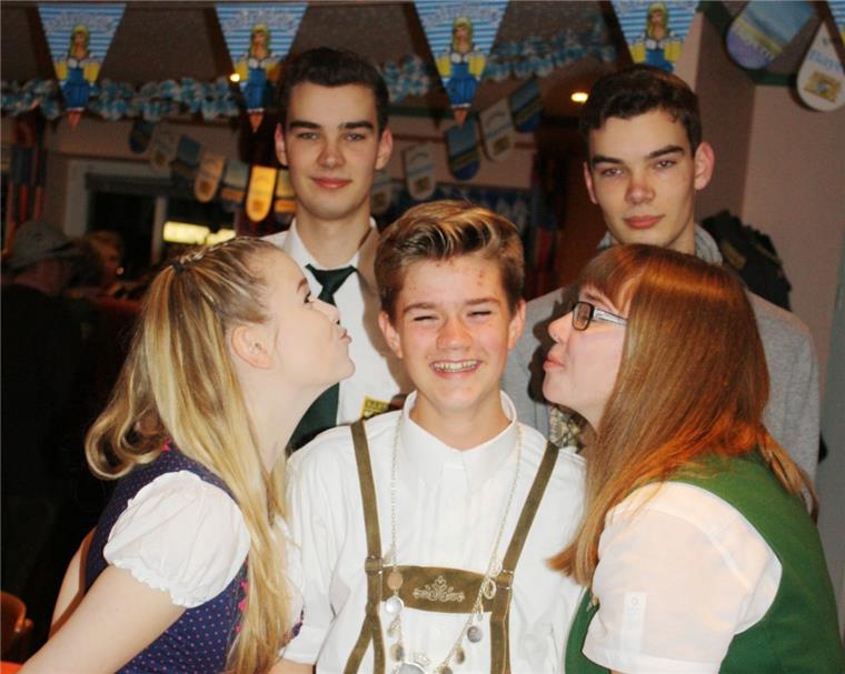 Dirk Witte (vorne Mitte) ist als Vereinsmeister bei den Nartumer Schützen der Hahn im Korb.