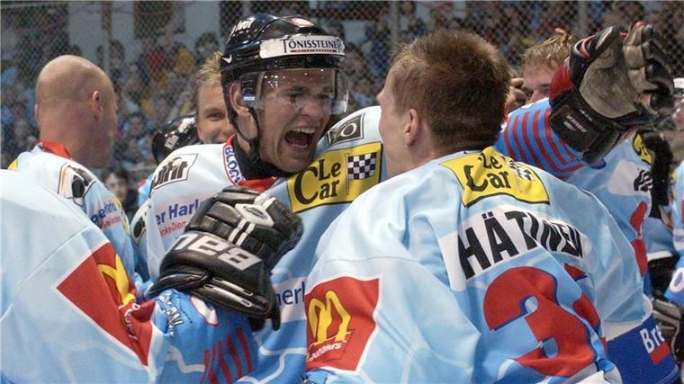 Dirk Wrobel und der damalig REV-Torhüter Markus Hätinen feierten 2004 die Rückkehr der Pinguins in die 2. Bundesliga.