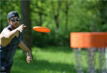 Discgolf ist ein Kombination aus Golf und Frisbee.
