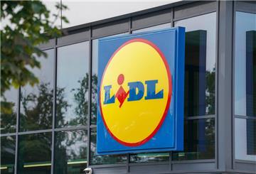 Das Lidl Logo an einem Discounter.