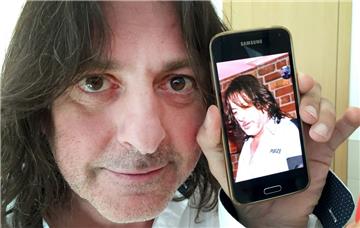 Diskjockey Theofilaktos Fitsos alias «DJ Theo» zeigt auf seinem Smartphone ein Foto von sich in Polizeiuniform.