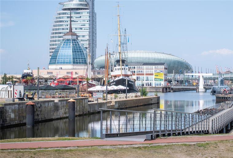 Historischer Fotovergleich 3: Museumshafen mit Blick Richtung Havenwelten.