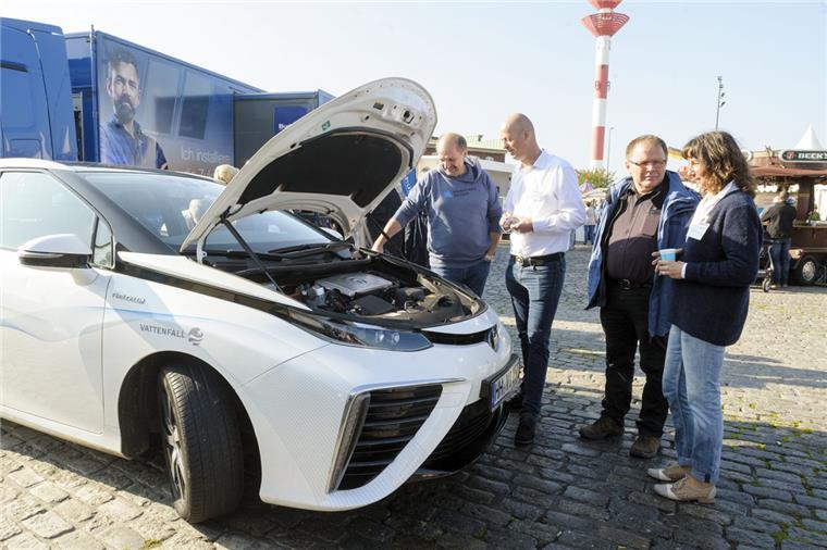 Bauernmarkt und Energietage in Bremerhaven: Wasserstoffauto fasziniert Diskutieren bei den Energietagen im Fischereihafen die Vorzüge von Wasserstoffautos (von links): Thomas Krohn, Michael Labetzke, Ulrich Pfau und Anne Claire Bunte.
