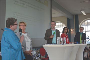 Diskutierten über die Energiewende (von links): Prof. Dr. Elisabeth Leicht-Eckhardt (Hochschule Osnabrück), Barbara Otte-Kinast (NLV-Vorsitzende), Moderator Hinrich Neumann, Barbara Mussack (Klimaschutzagentur Niedersachsen) und Dr. Thorsten Jörn Granzow, Siemens Cuxhaven.