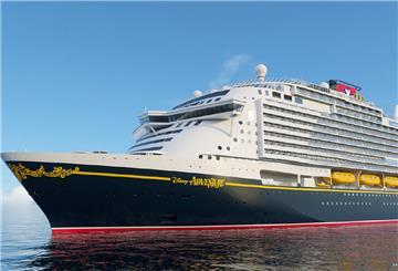 In Wismar hat das XXL-Kreuzfahrtschiff „Disney Adventure“ nach jahrelanger Verzögerung das Dock verlassen.