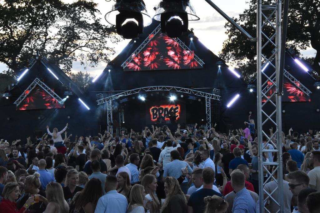 DJ Brase zündelte schon kurz vor Sonnenuntergang bei "Die Heide brennt". 