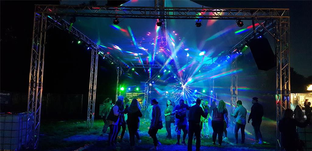 DJ Casey Jones holte die Partyjünger mit Musik aus den 80ern und 90ern auf die T...