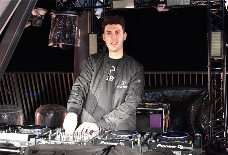 Bremerhaven-Sound auf dem Sail City Hotel DJ Caspar Adickes hat 35 Minuten Musik komponiert, die über den erleuchteten Havenwelten aufgezeichnet werden.