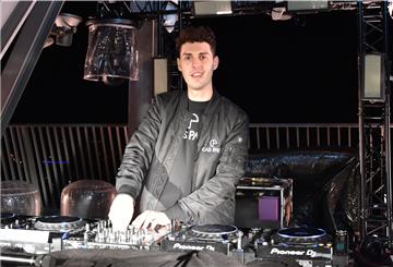 DJ Caspar Adickes hat 35 Minuten Musik komponiert, die über den erleuchteten Havenwelten aufgezeichnet werden. 