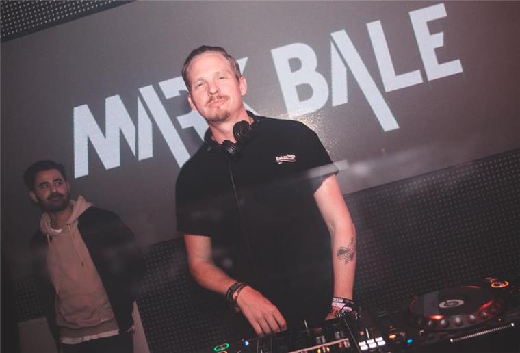 Große Black- und Housemusic-Party in der Markthalle Rodenkirchen DJ Mark Bale legt bei der Party in Rodenkirchen auf.