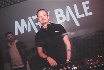 DJ Mark Bale legt bei der Party in Rodenkirchen auf. 