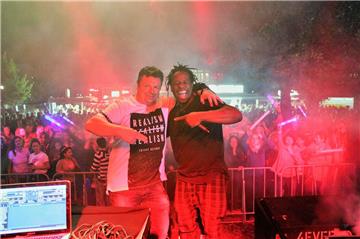 DJ Storchi und Mola Adebisi (rechts) brachten nicht nur 90er-Jahre-Dancefloor-Hits mit zum "Stadtzauber" in Zeven.
