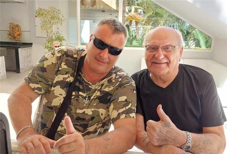 100 Jahre DJ-Geschichte: Zwei DJs aus der Wesermarsch machen noch einmal gemeinsame Sache Zwei Männer mir hochgestreckten Daumen