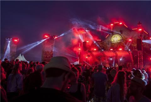 DJs bringen auf der "Electric Island" die Fanmassen zum Tanzen.