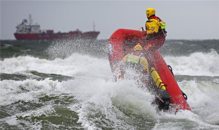 DLRG-Einsatzkräfte haben am Samstag nach einem vermissten Kite-Surfer gesucht. 