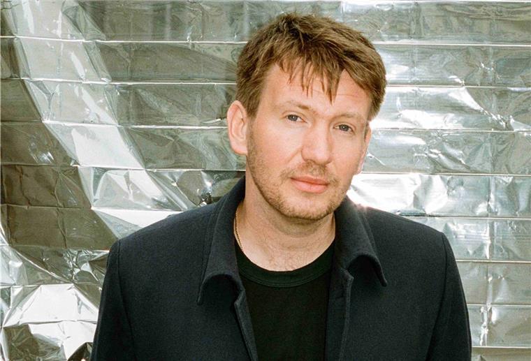 Dmitrij Kapitelman liest aus „Eine Formalie in Kiew“ Dmitrij Kapitelman wurde 1986 in Kiew geboren und kam im Alter von acht Jahren als Kontingentflüchtling mit seiner Familie nach Deutschland.