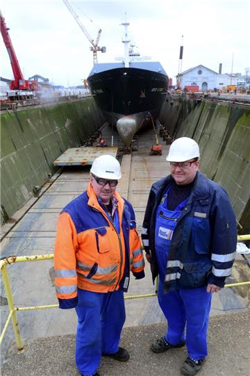 Dockmeister Holger Brüning (rechts) und Reiner Riggers am Dock 1.  