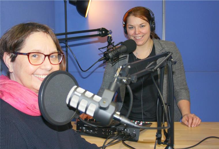 Dörte Behrmann (links) und Kira Grüning im Podcast-Studio.