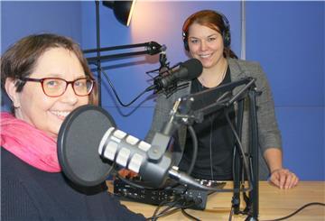 Dörte Behrmann (links) und Kira Grüning im Podcast-Studio.