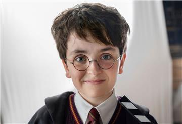 Dominic McLaughlin spielt Harry Potter.