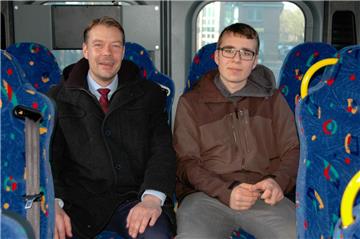 Dominik Schmidt (rechts) fährt mit dem Bürgerbus von der Berufsschule nach Hause. Henning Fricke begleitete ihn ein Stück des Heimweges. 