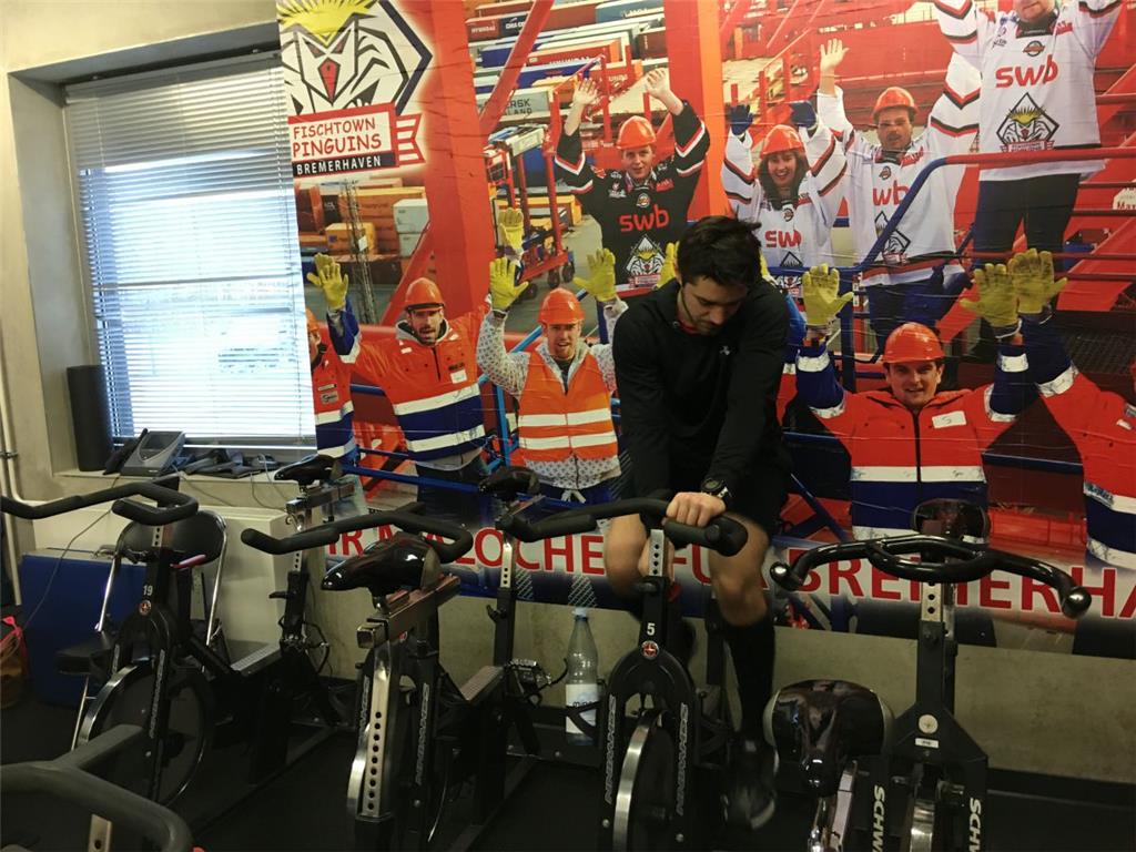 Dominik Tiffels fährt Fahrrad.