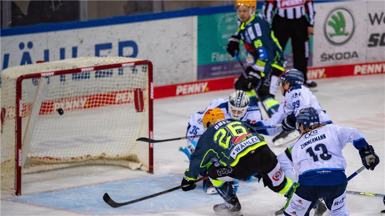Die Pinguins machen das Spiel, Straubing macht die Tore Torschuss beim Eishockey