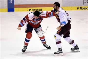 Dominik Uher (rechts), Neuzugang der Fischtown Pinguins, ist ein Stürmer, der auch hinlagen kann.
