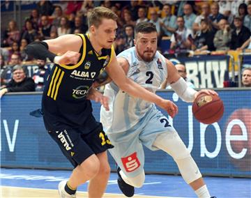 Dominique Johnson (rechts) war in der Saison 2017/2018 Kapitän der Eisbären. Der Bremerhavener kehrt am Sonntag mit Chemnitz in die Stadthalle zurück.