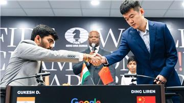 Dommaraju Gukesh aus Indien (links) und der Chinese Ding Liren gehen punktgleich in das womöglich letzte WM-Match.