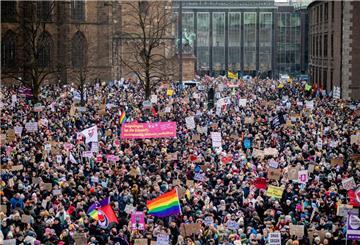 Domshof wird zur Tanzfläche für ein Zeichen der Solidarität