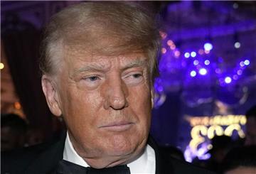Donald Trump, ehemaliger Präsident der USA, kommt zu einer Silvesterparty in Mar-a-Lago in Palm Beach, Florida. 