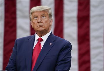 USA, Washington: Donald Trump, Präsident der USA, nimmt im Rosengarten des Weißen Hauses an einer Pressekonferenz zu den Maßnahmen seiner Regierung gegen die Corona-Pandemie teil. 