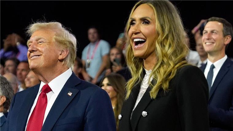 Donald Trump genießt die Show - neben ihm seine Schwiegertochter Lara Trump, die er in der republikanischen Parteispitze installiert hat. 