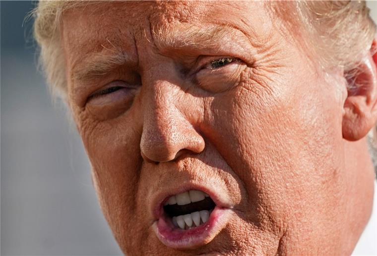 Kapitol-Stürmung: Trump übernimmt keine Verantwortung Donald Trump, Präsident der USA, spricht mit Pressevertretern vor dem Weißen Haus, bevor er an Bord des Marine One Hubschraubers geht, um nach Texas zu reisen.