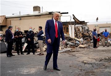 Donald Trump ist nach Kenosha gereist, um sich ein Bild von den Schäden zu machen.