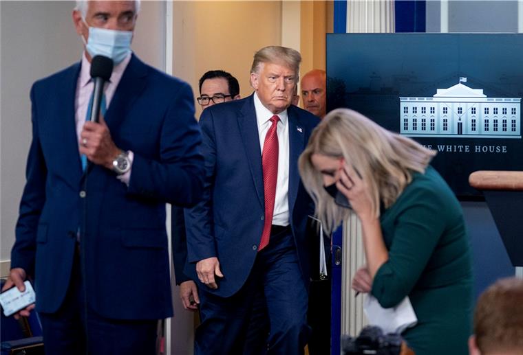 Donald Trump kehrt zu einer Pressekonferenz zurück, nachdem er wegen eines Sicherheitsvorfalls vor dem Zaun des Weißen Hauses den Raum verlassen hatte. 