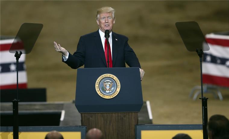 Donald Trump, Präsident der USA, greift den Handelsriesen Amazon öffentlich an.