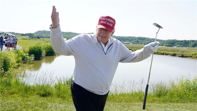 Donald Trump spielt gerne Golf. Er könnte im Streit der Golftouren vermitteln. 