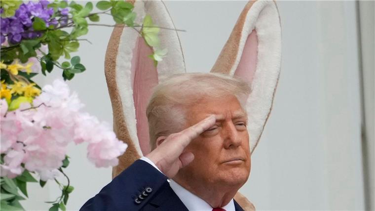 Trump tritt mit Osterhase auf - teure Eier, große Spender Donald Trump steht vor einem großen Osterhasen - und es sieht so aus, als hätte er sich die Ohren geliehen.