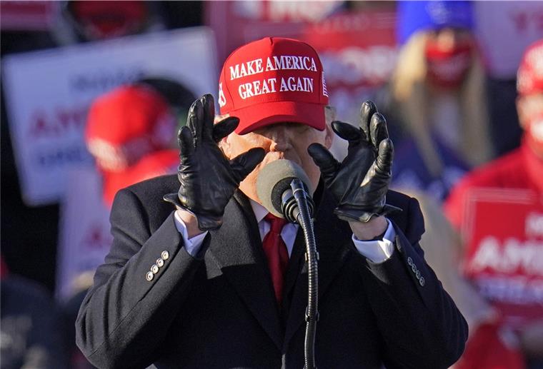 Trump und Biden kämpfen mit harten Bandagen Donald Trump mit einem roten Baseball-Cap.