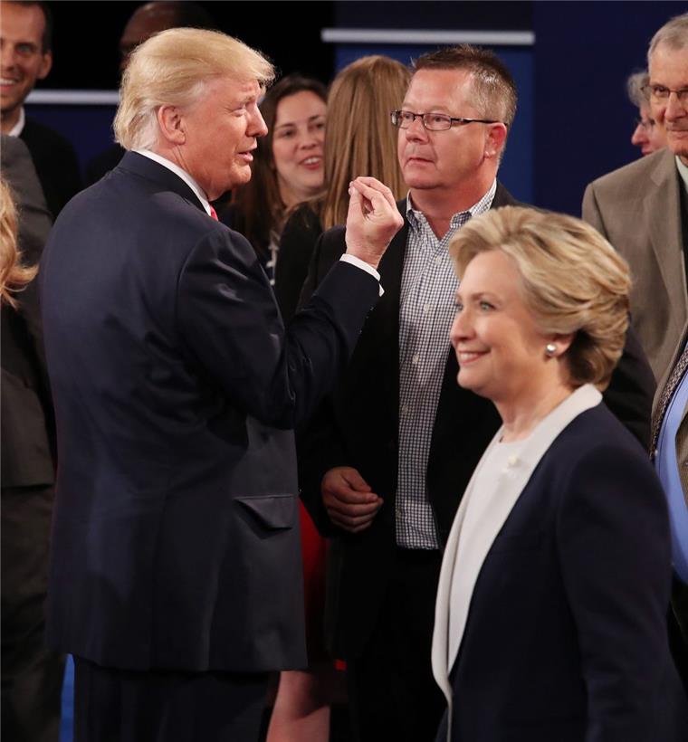 Clinton und Trump gehen bei TV-Duell hart aufeinander los Donald Trump und Hillary Clinton schenken sich nichts.