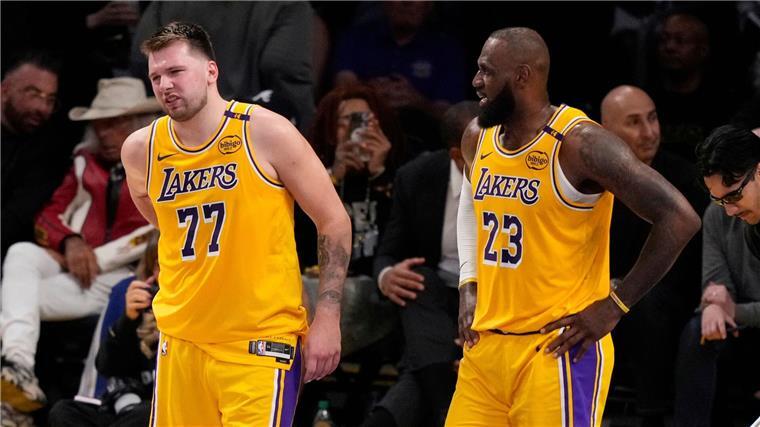 Doncic (l.) und James bekamen gegen die Timberwolves zu wenig Hilfe ihrer Mitspieler.