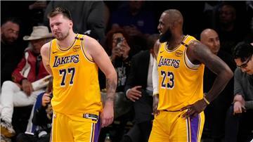 Doncic (l.) und James bekamen gegen die Timberwolves zu wenig Hilfe ihrer Mitspieler.