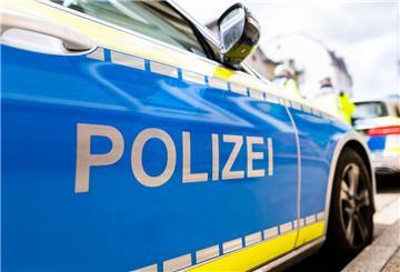 Zwei Einsatzfahrzeuge der Polizei stehen am Straßenrand