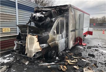 Donnerstagnachmittag ist ein Verkaufswagen kurz vor der Rastanlage Grundbergsee an der Hansalinie A1 in Flammen aufgegangen. 