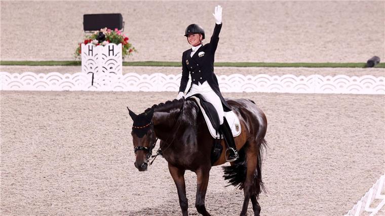 Goldschmiede der Reiter vor Olympia in der Krise Doppel-Olympiasiegerin Jessica von Bredow-Werndl reitet unter erschwerten Bedingungen in Paris um Gold.