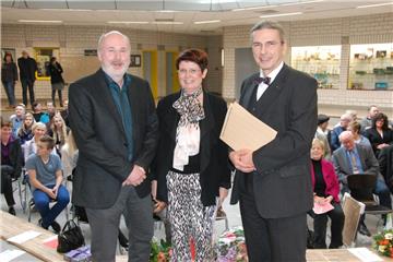 Doppelter Abschied am Loxstedter Gymnasium (von rechts):  Wolfgang Broy, schulfachlicher Dezernent der Landesschulbehörde, hat  Schulleiterin Barbara Werner und ihren Vertreter Rolf Melchers in den Ruhestand   geschickt.  