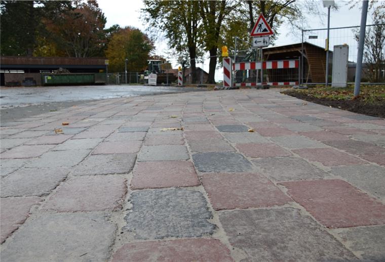 Dorfentwicklungsprogramm: Die ersten Meter des Fußweges am Buswendeplatz in Ostereistedt sind frisch gepflastert.