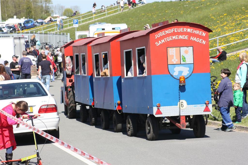 Dorfrundfahrten der Jugendfeuerwehr Sandstedt mit dem Osterstade-Express. Bei de...